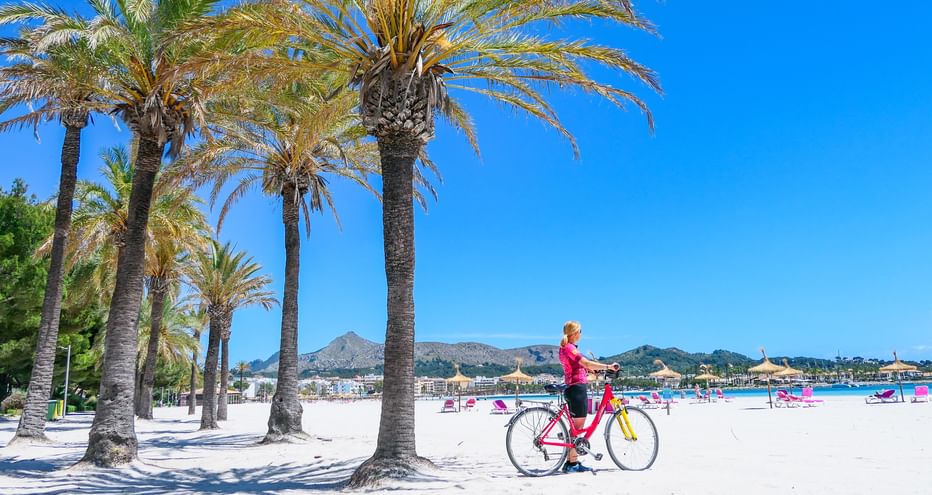Radfahrerin am Strand von Port Alcudia