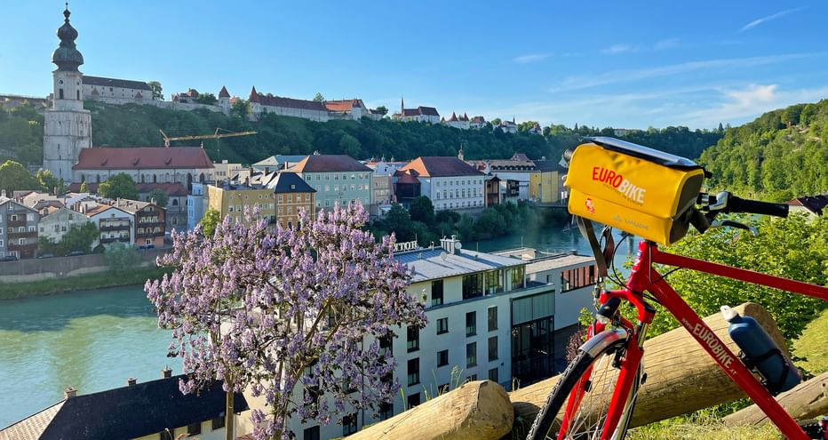 Cycle break with a view of Burghausen
