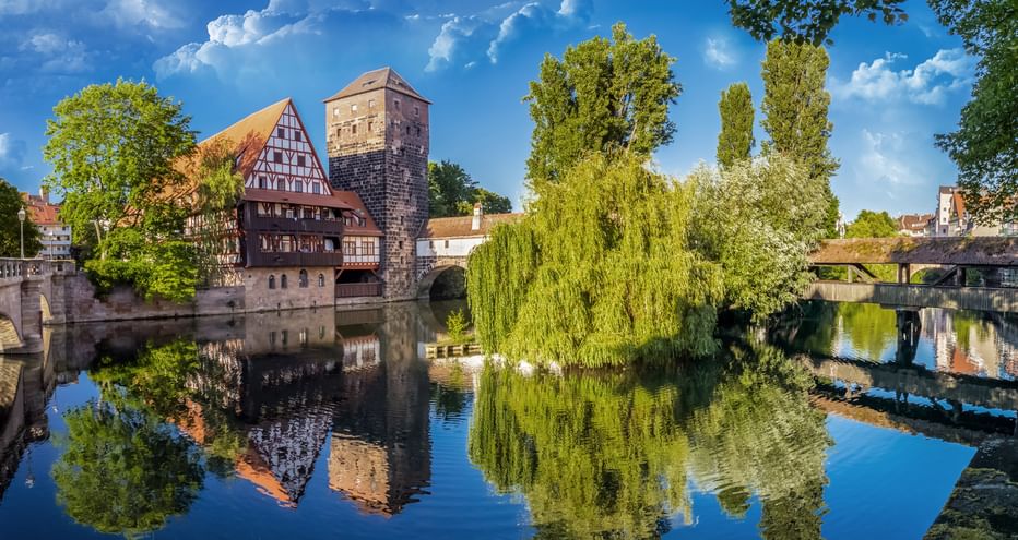 Fachwerkhäuser, Brücken und ein Turm an der Pegnitz in Nürnberg