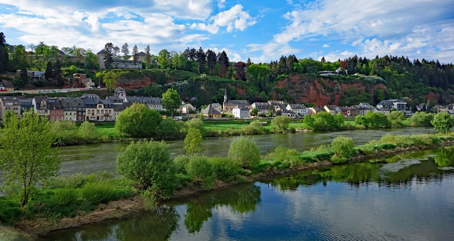 Pallien district near Trier with the red sandstone cliffs and the Moselle River