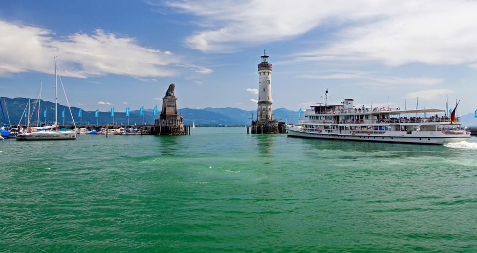 An excursion boat passes the harbour exit of Lindau