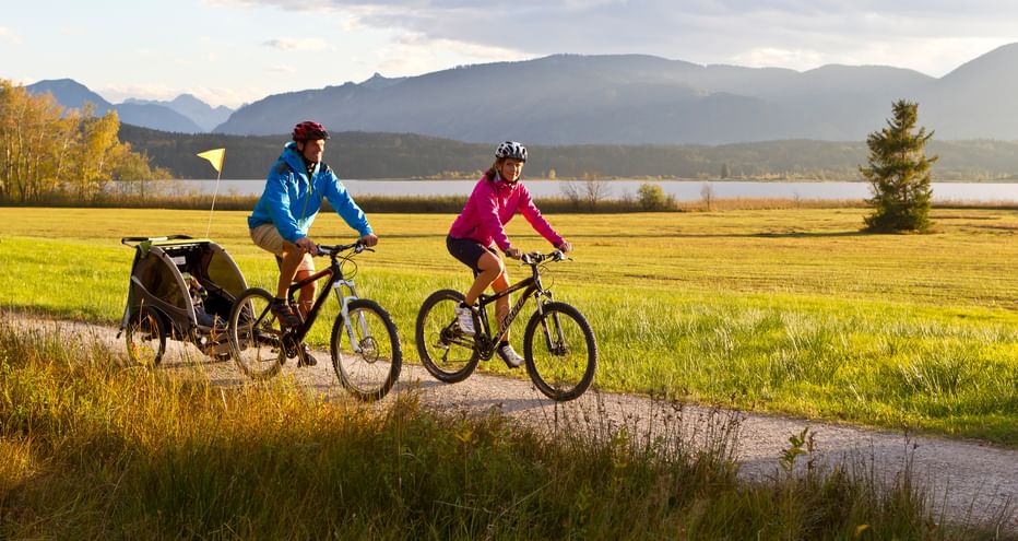 Familie beim Radfahren an einem See in Bayern