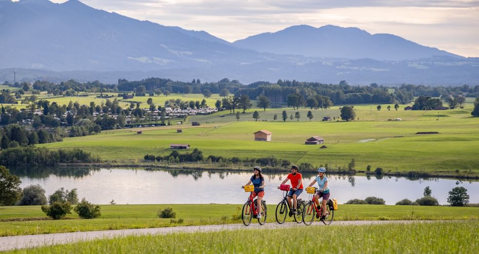 Radfahrer mit Blick auf den Riegsee