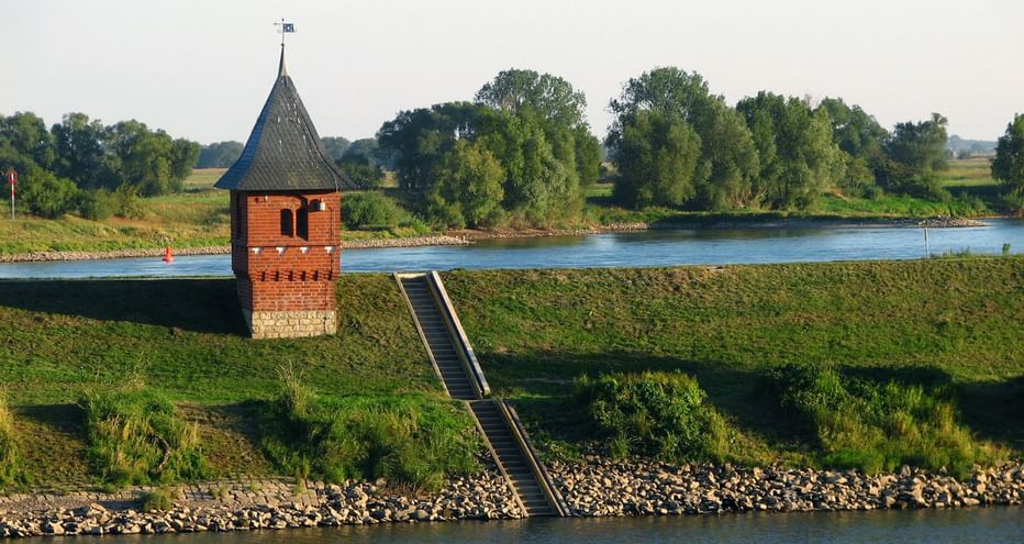 Cycle tour along the Elbe Canal in Hamburg