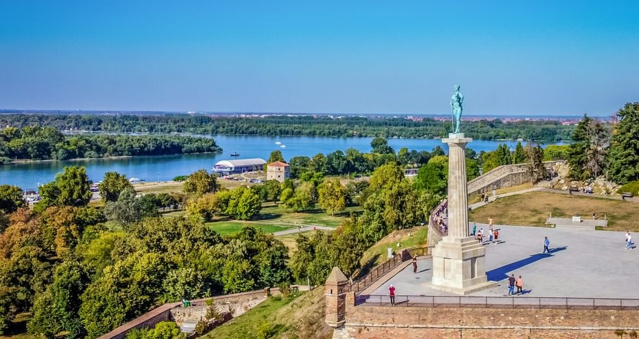 Panoramablick auf die Mündung der Save in die Donau