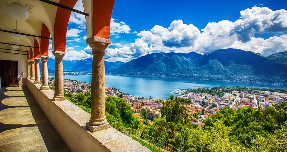 Panoramablick auf den Lago Maggiore