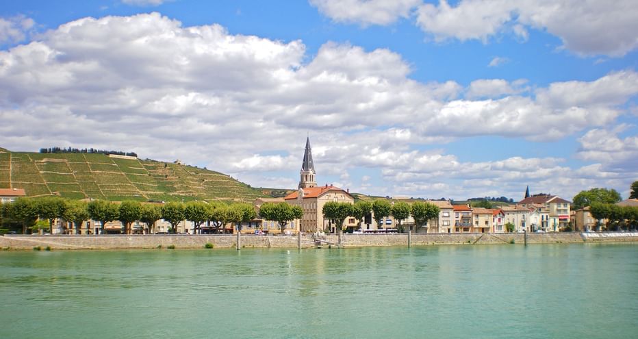 Die Gemeinde Tain-l'Hermitage inmitten von Weinbergen und am Fluss Drôme gelegen