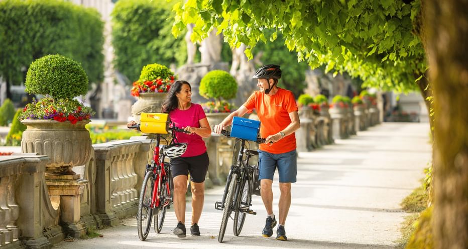 Radfahrer im Mirabellgarten von Salzburg