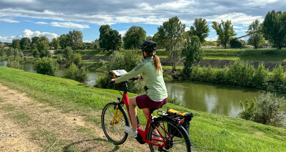 Radfahrer entlang des Kanals