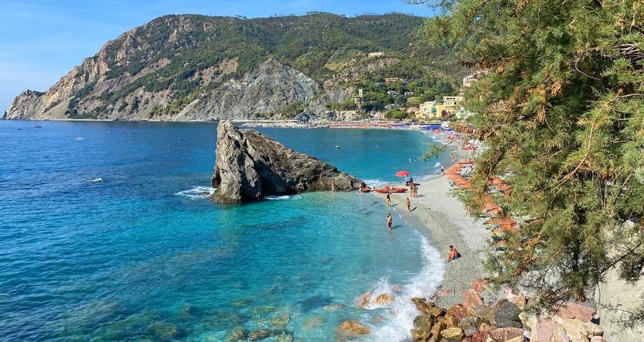 Badebucht von La Spezia mit felsiger Küste