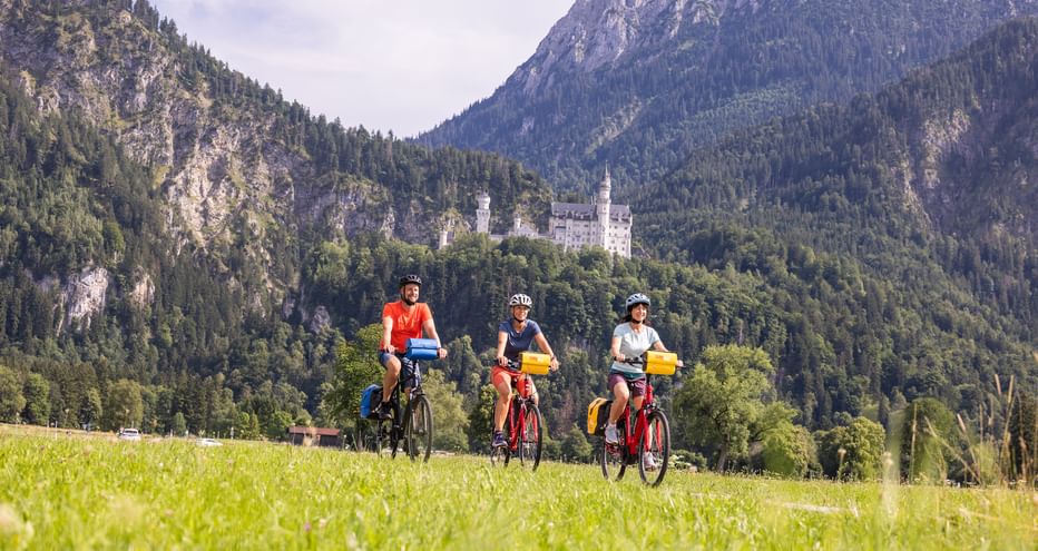Radler vor dem Schloss Neuschwanstein
