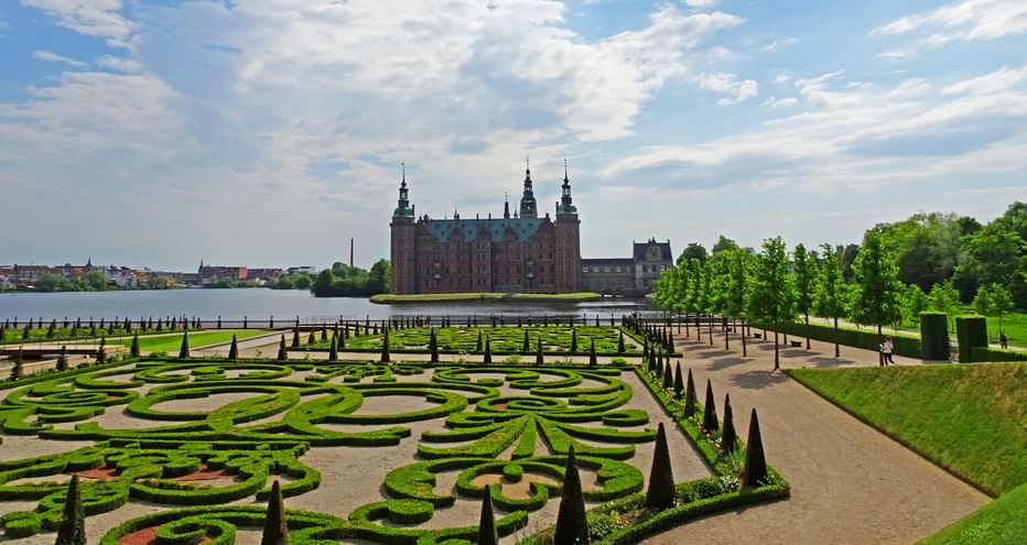 Blick über den Barockgarten zum Schloss Frederiksborg in Hillerød
