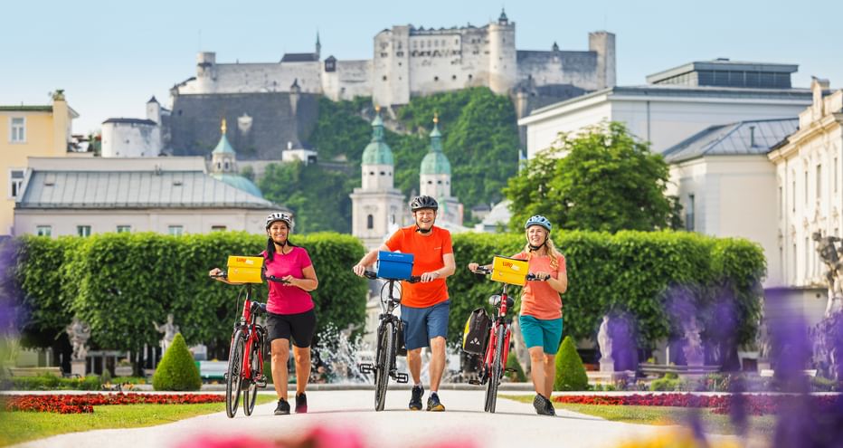 Cycle break in the Mirabell Gardens in Salzburg