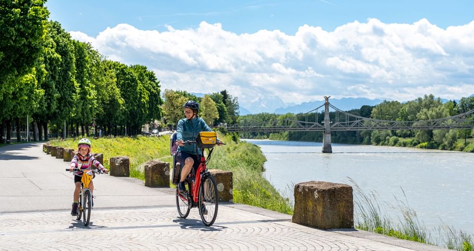 Radweg in Oberndorf entlang der Salzach