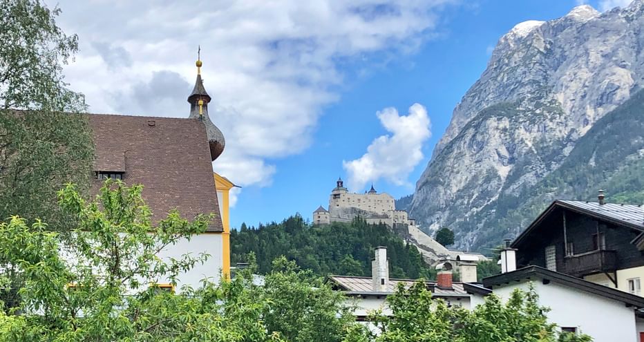 Blick auf die Burg Hohenwerfen mit dem Tennengebirge im Hintergrund