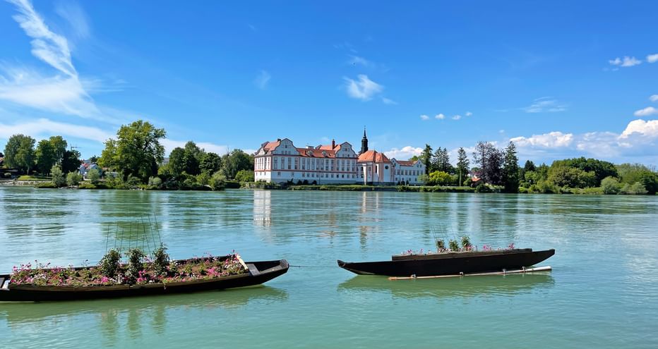 Castle Neuhaus am Inn, with planted boats in the foreground