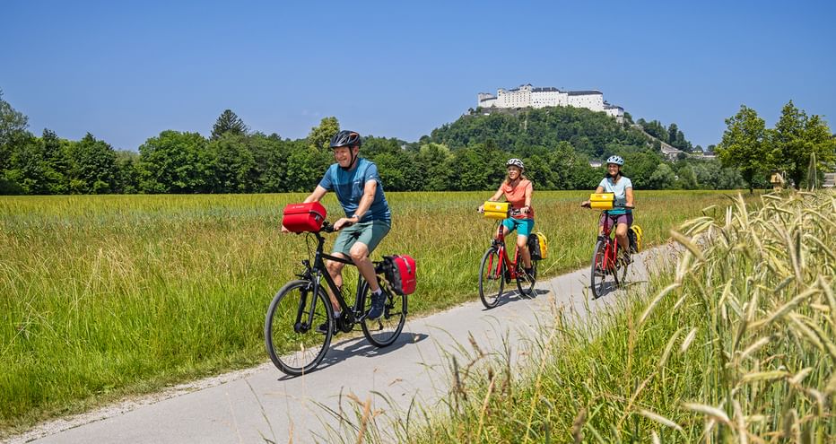 Radfahrer mit Ausblick auf die Festung Hohensalzburg