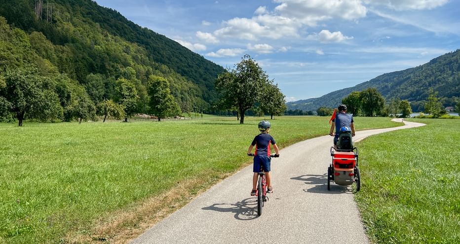 Family at Lech-cycle path along landscape