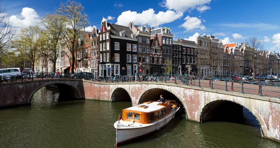 Ein Boot auf einer Grachte in Amsterdam
