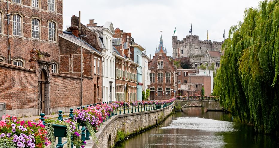Blick auf Backsteinhäuser und eine Burg in Gent