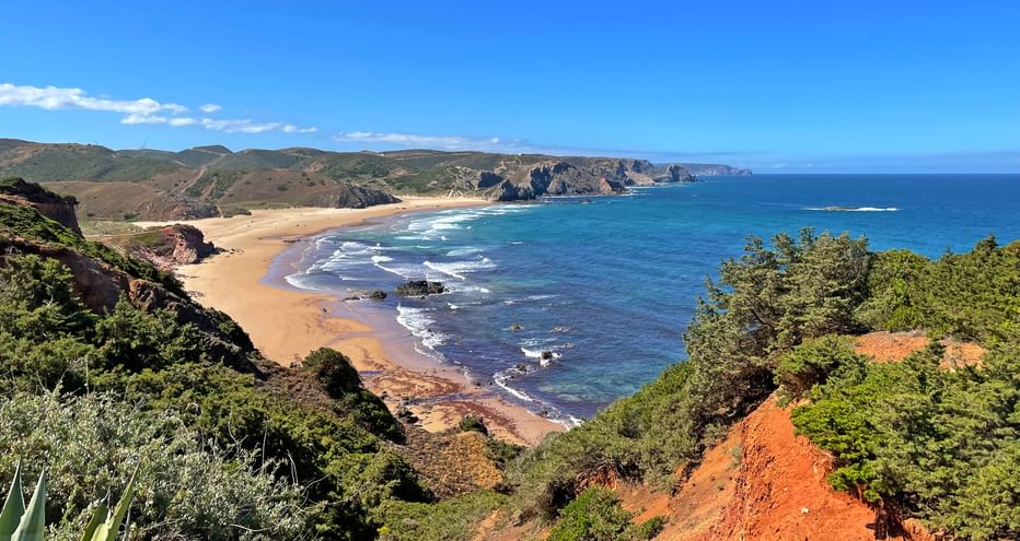 Ausblick auf den Sandstrand und die felsige Bucht von Bordeira