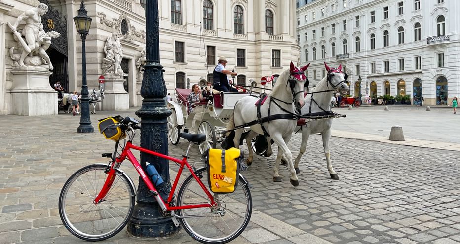 Cycling break in front of the Hofburg in Vienna, with a Fiaker in the background