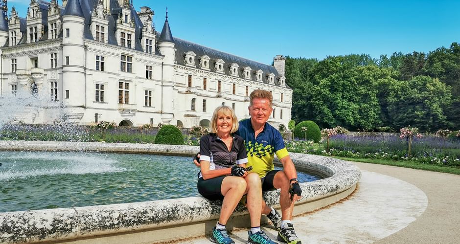 Radfahrerpaar vor dem Schloss Chenonceau