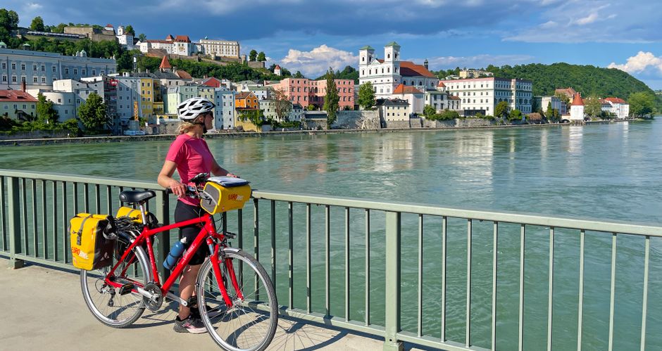 Radfahrstopp auf einer Brücke mit Blick auf die Donau und Passau