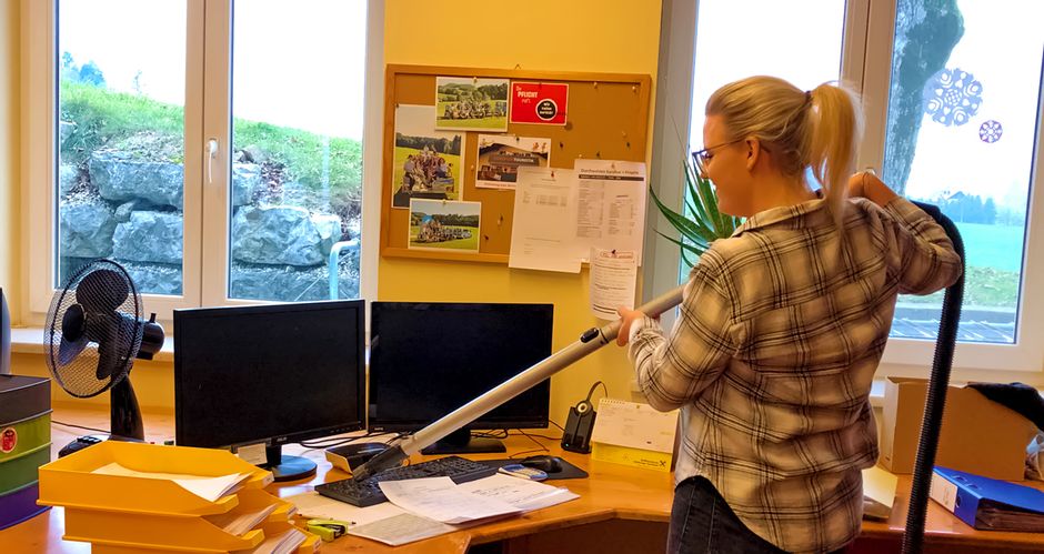 Eurobike Mitarbeiterin putzt ihren Arbeitsplatz