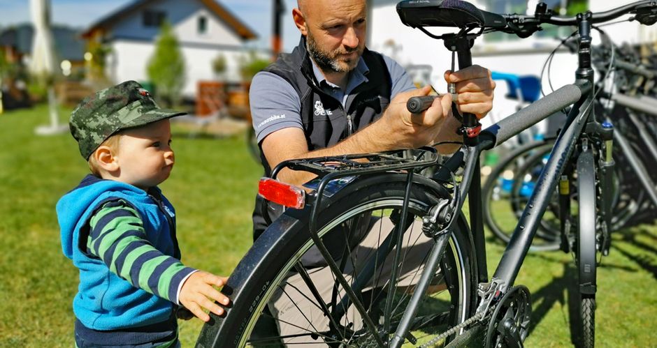 Eurobike Radtechniker David mit Sohn Timo bei der Montage