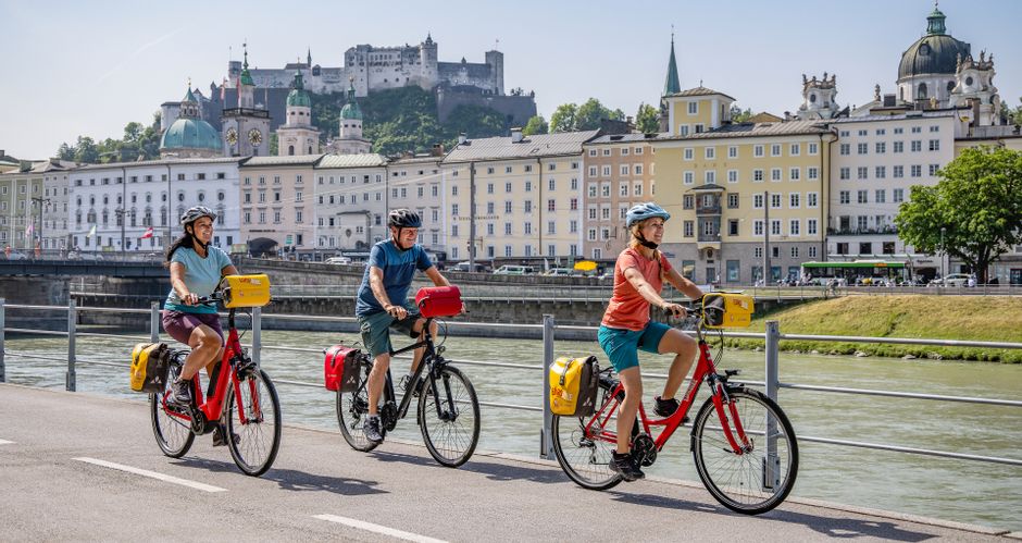Cycling group at Giselakai in Salzburg
