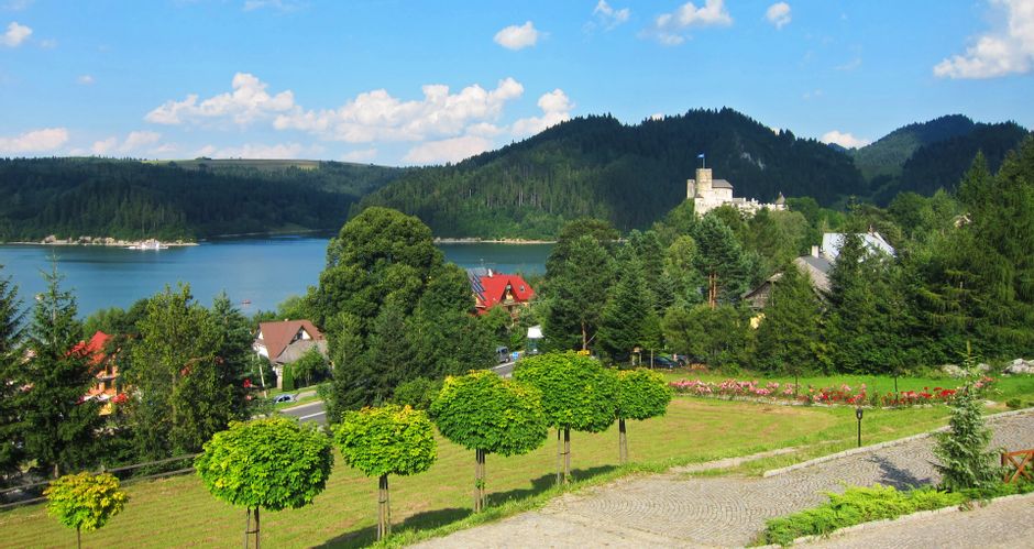 Am Czorsztynskie See mit der Burg Niedzica im Hintergrund