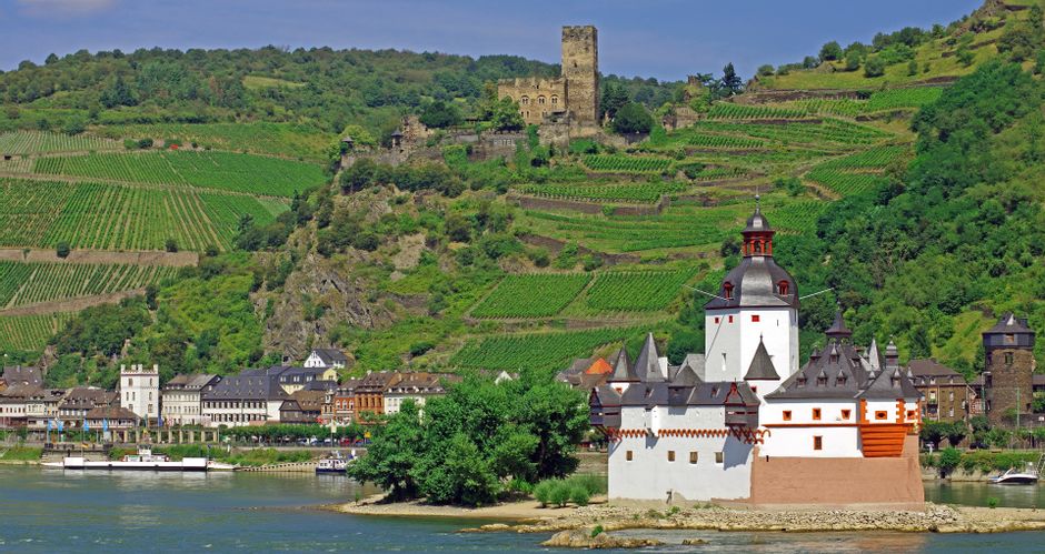 Burg Pfalzgrafenstein in Kaub am Rhein, im Hintergrund Burg Gutenfels