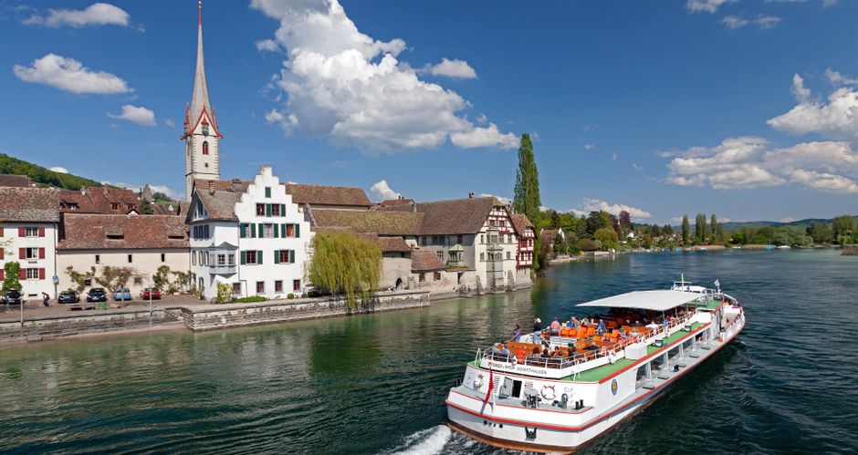 Der historische Ort Stein am Rhein mit einem Ausflugsboot im Vordergrund
