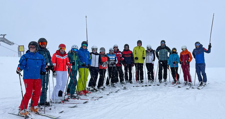 Group photo of the skiers