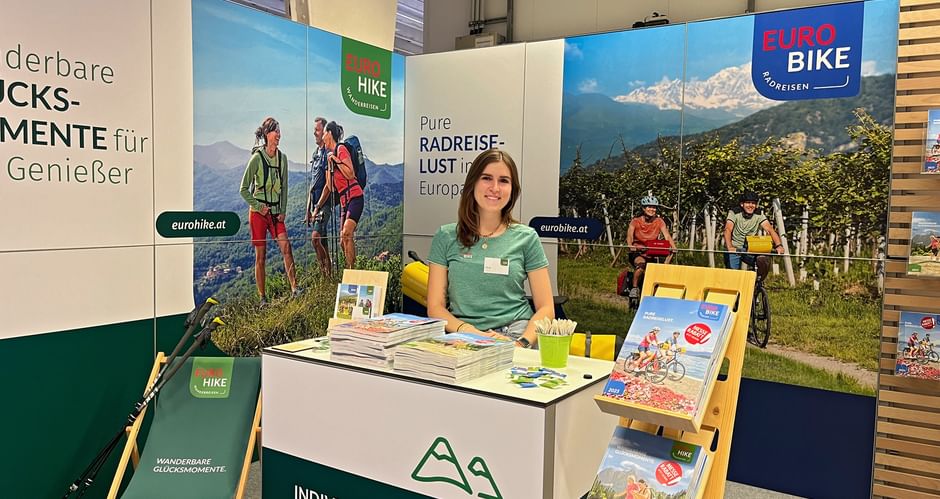 Reisespezialistin neben unserem Messestand