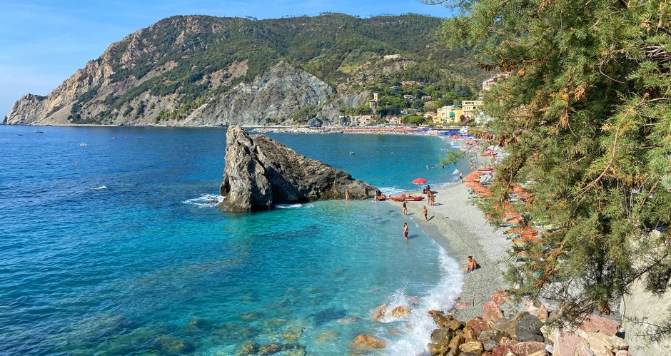 Badebucht von La Spezia mit felsiger Küste
