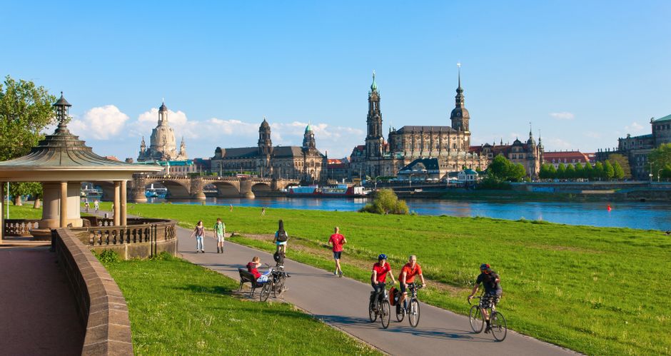 Freizeitgeschehen am Ufer der Elbe mit der historischen Altstadt von Dresden im Hintergrund