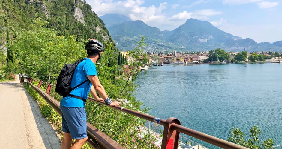 Radpause mit Blick auf Riva del Garda