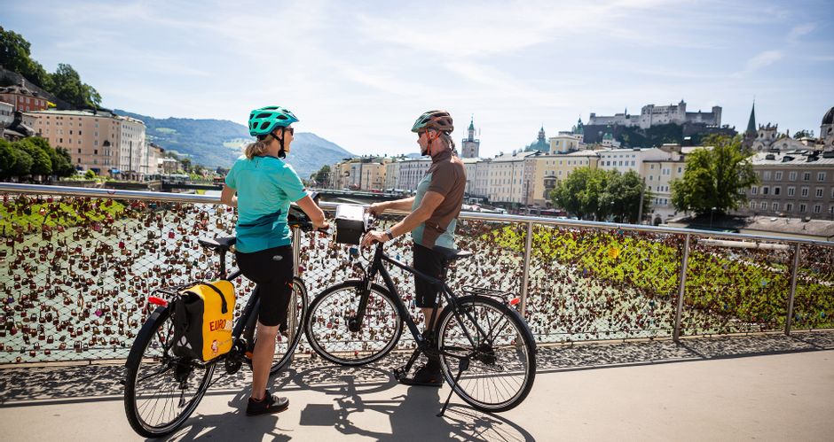 Cyclists on the Markartsteg in Salzburg