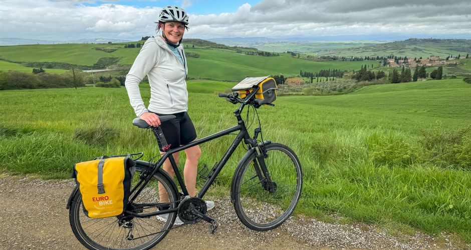 Mitarbeiterin Claudia mit Leihrad in Val d'Orcia