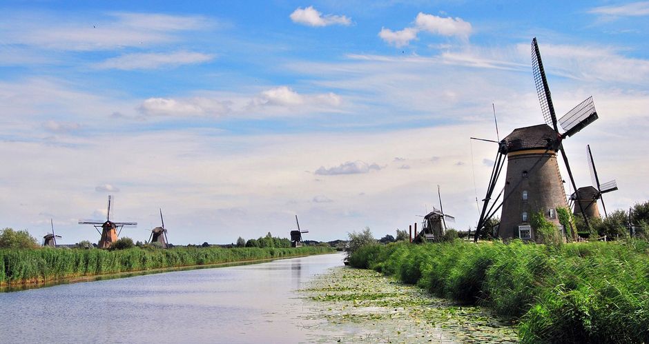 Windmühlen am Fluss
