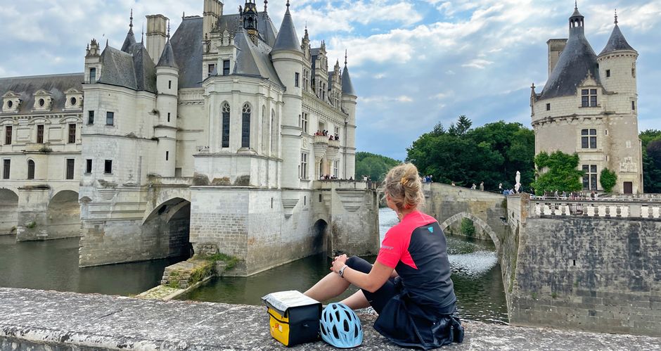 Cyclist in front of Château de Chenonceau