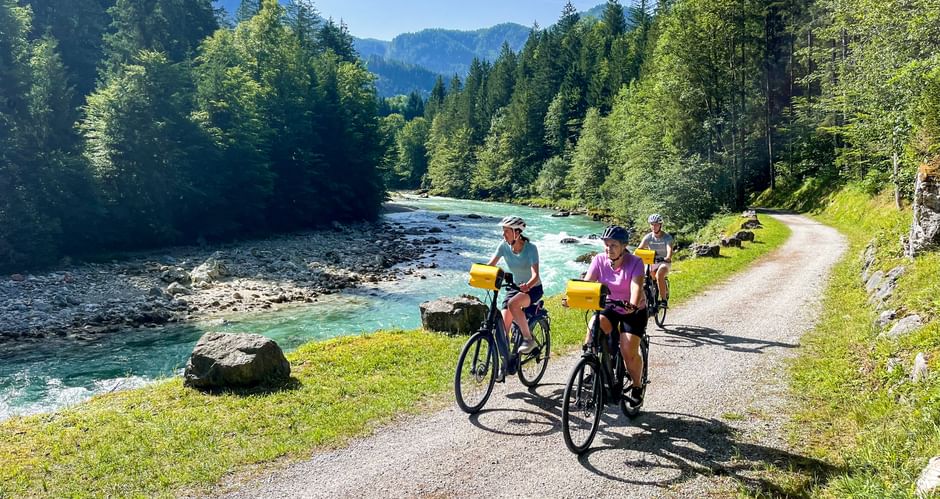 Cyclists on the riverbank on the way from Lofer to Salzburg