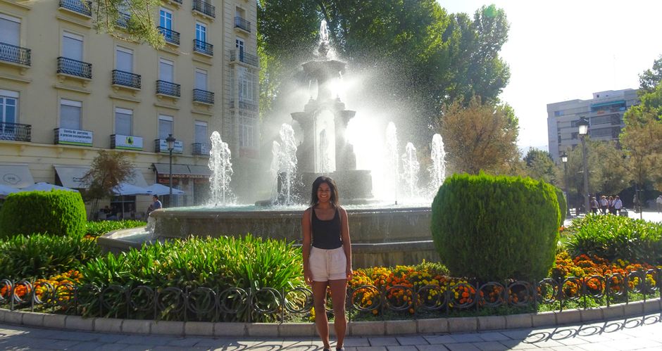 Fatima vor Springbrunnen in Granada