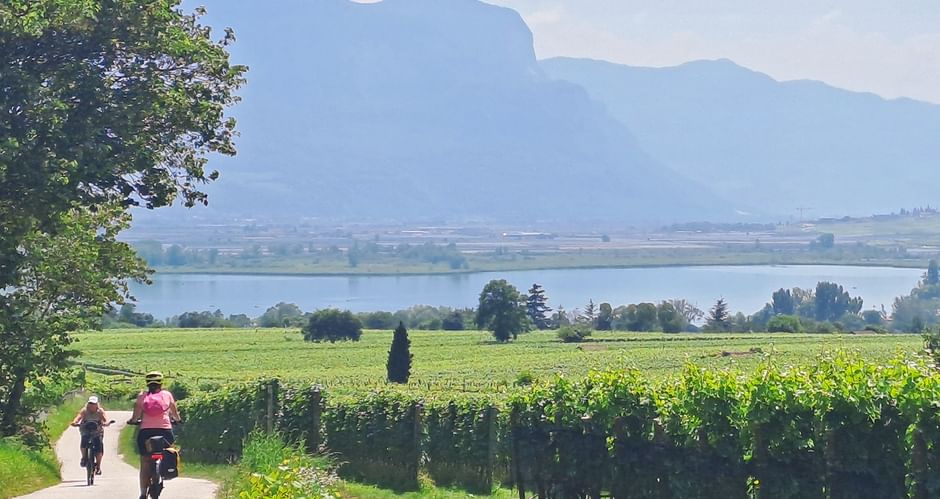 Aussicht auf den Kalterer See bei leichter Bewölkung