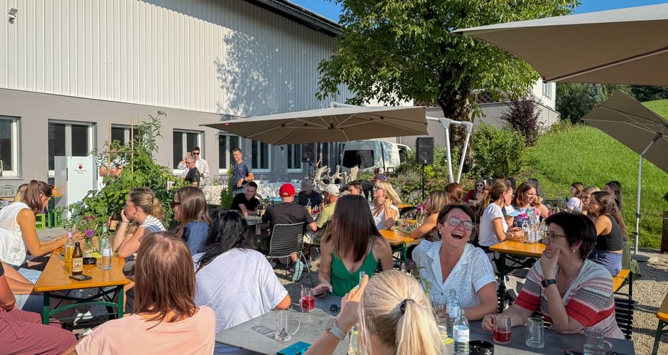Sommerfest 2025 Mitarbeiter sitzen gemütlich zusammen