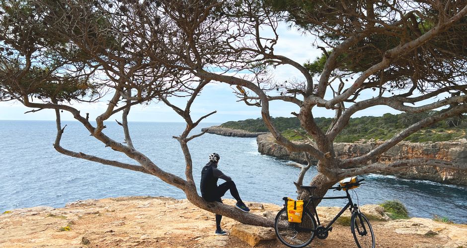 Radfahrer macht Pause am Meer