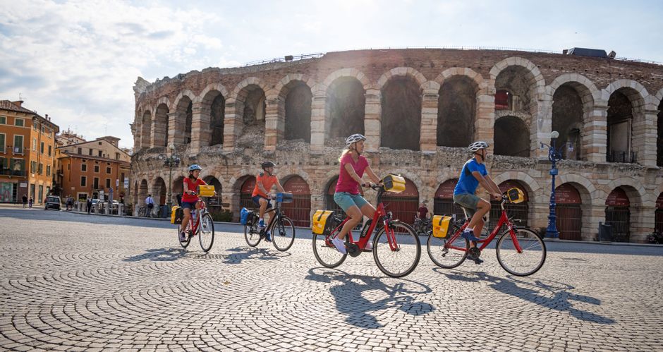 Gruppe von Radfahrern vor der Arena in Verona